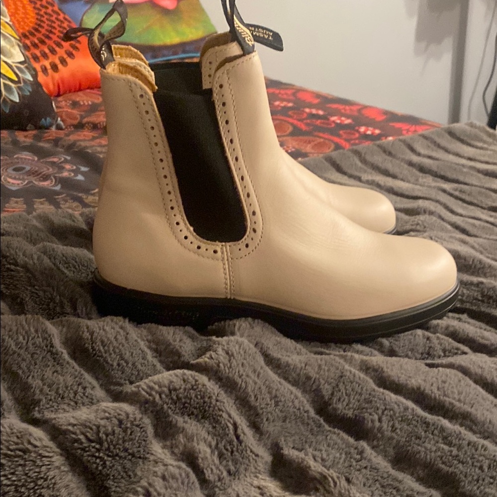 New blundstones , pearl color